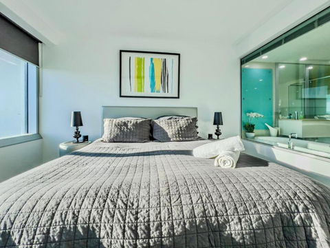 Q1 Skyview Retreat - Level 31 Spectacular Views - Accommodation Adelaide 1