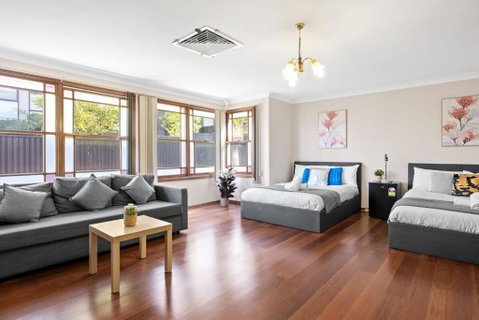 Quadruple Room W Ensuite In Gordon Near Train & Bus - Accommodation Adelaide 0