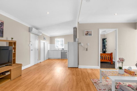 Quaint 2 Bedroom Fully Furnished Cottage - Accommodation Adelaide 3