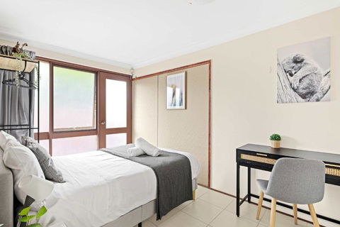 Quaint Double Room - Private Spot At Milperra - Shared Bathroom - Accommodation Adelaide 3