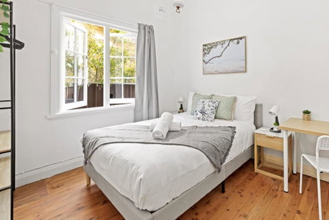 Quaint Double Room - Seconds To Shops & Eateries - Shared Bathroom - Accommodation Adelaide 0