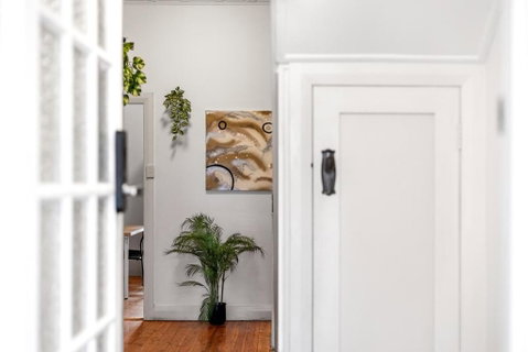 Quaint Double Room - Seconds To Shops & Eateries - Shared Bathroom - Accommodation Adelaide 3