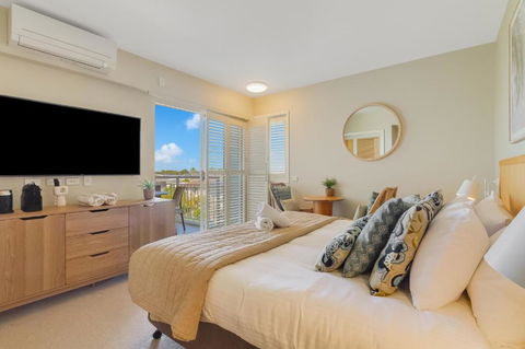 Quiet Apartment In Mantra Salt Beach By UHoliday - 2BR, 1BR And Hotel Room Configurations Available - Accommodation Adelaide 1