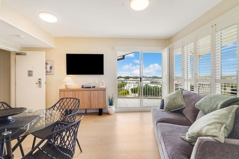 Quiet Apartment In Mantra Salt Beach By UHoliday - 2BR, 1BR And Hotel Room Configurations Available - Accommodation Adelaide 2