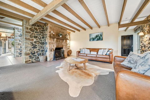 Quigtoo Cottage - Beautiful 4BR Stone Cottage L WiFi L Bath L Garden - Accommodation Adelaide 2