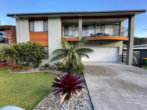 Rainbow Beachhouse - Deluxe, Pristine Location - Accommodation Adelaide 0