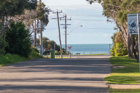 Bay Beach Beauty - Accommodation Adelaide 0