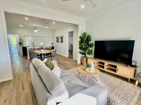 Renovated Queenslander - Upstairs 2km To Stadium - Accommodation Adelaide 1