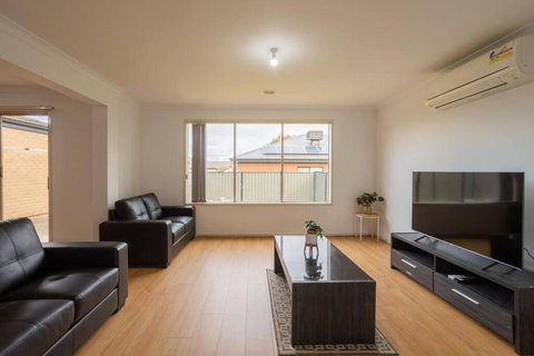 Relaxing Family Home In The Heart Of Tarneit - Accommodation Adelaide 0