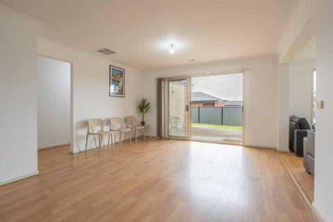 Relaxing Family Home In The Heart Of Tarneit - Accommodation Adelaide 2