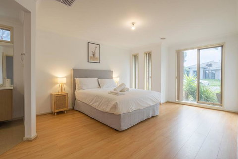 Relaxing Family Home In The Heart Of Tarneit - Accommodation Adelaide 3