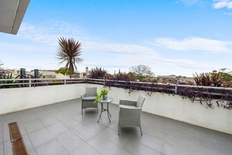 Rooftop 2 Bed Apt With Terrace At Newtown - Accommodation Adelaide 3