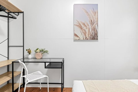 Rustic Double Room - Nearby Stations & Stores - Shared Bathroom - Accommodation Adelaide 1
