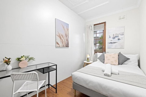 Rustic Double Room - Nearby Stations & Stores - Shared Bathroom - Accommodation Adelaide 0