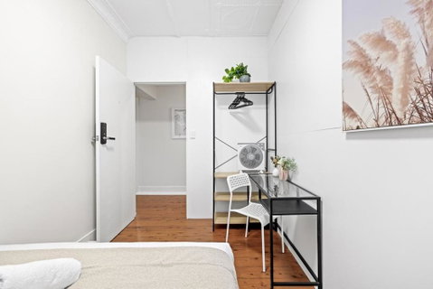 Rustic Double Room - Nearby Stations & Stores - Shared Bathroom - Accommodation Adelaide 3