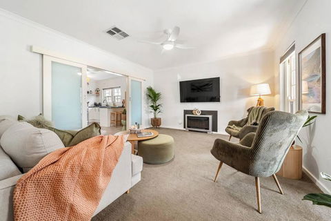 Sage By The Sea - WiFi, BBQ, Beach, Art - Accommodation Adelaide 2