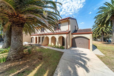 Sage By The Sea - WiFi, BBQ, Beach, Art - Accommodation Adelaide 3