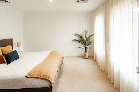 Salhus - Sleep In King Beds & Easy Walk To Town - Accommodation Adelaide 3