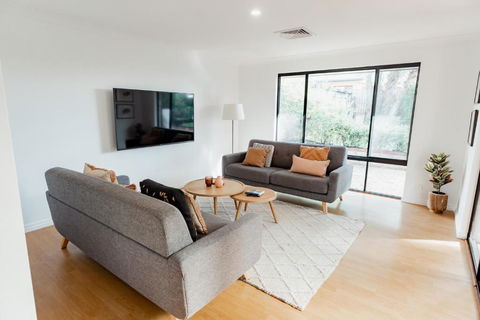 Salhus - Sleep In King Beds & Easy Walk To Town - Accommodation Adelaide 1