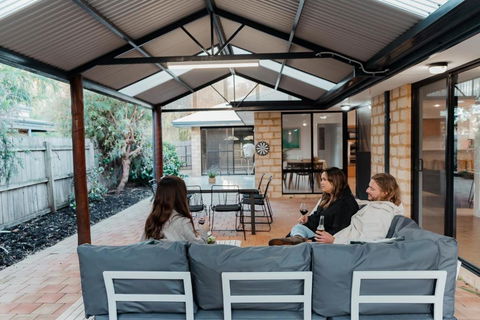 Salhus - Sleep In King Beds & Easy Walk To Town - Accommodation Adelaide 0