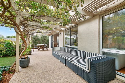 Salt Air Hideaway With Lush Backyard - Accommodation Adelaide 2