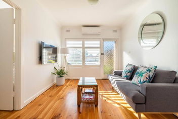 Sams Henley Beach Garden Unit with Accommodation Adelaide