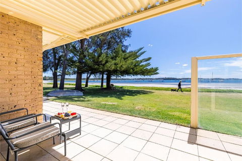 Sandy Beach House Corlette Unit 1 Waterfront WI-FI Aircon - Accommodation Adelaide 2