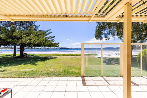 Sandy Beach House Corlette Unit 1 Waterfront WI-FI Aircon - Accommodation Adelaide 1