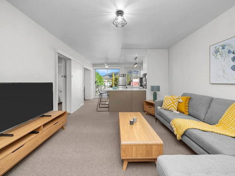 Sandy Bay Apartment With Hobart River View, Near UTAS - Stroll To Cafes And Shops - Accommodation Adelaide 2