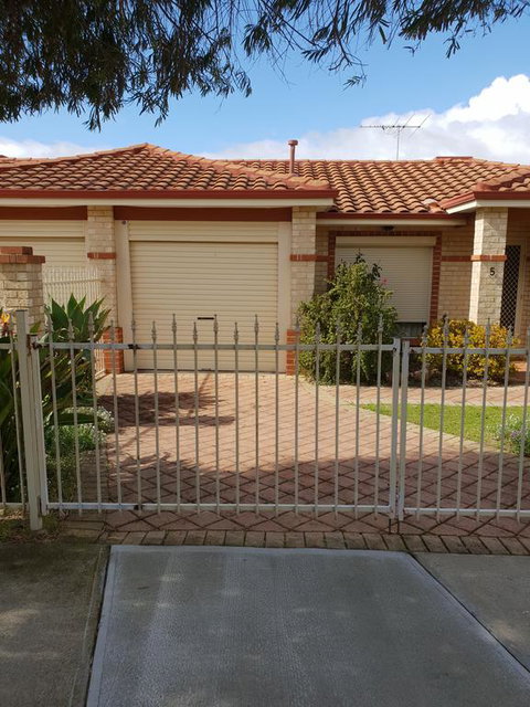 Beachside Retreat - Accommodation Adelaide 0