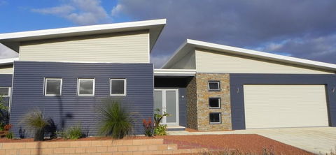 Beautifully Appointed Large Family Home - Accommodation Adelaide 1