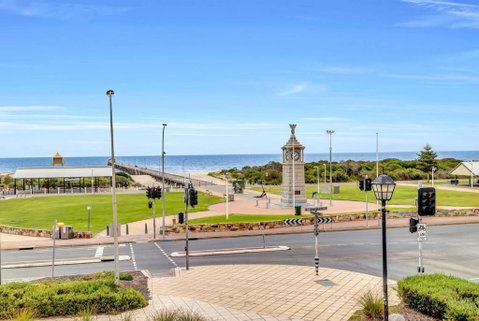 The Seaside Loft - A Breezy Beachside Lifestyle - Accommodation Adelaide 2