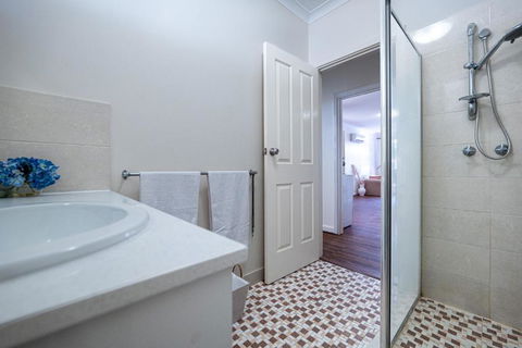 Warmth House Nr Airport 2rooms 5beds Yard N Parking - Accommodation Adelaide 3
