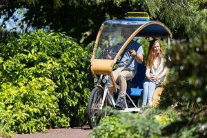 Adelaide 90-Minute Pedicab Tour: Scenic Green & River Experience